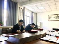 新葡萄官网AMG领导为获奖学生写喜报